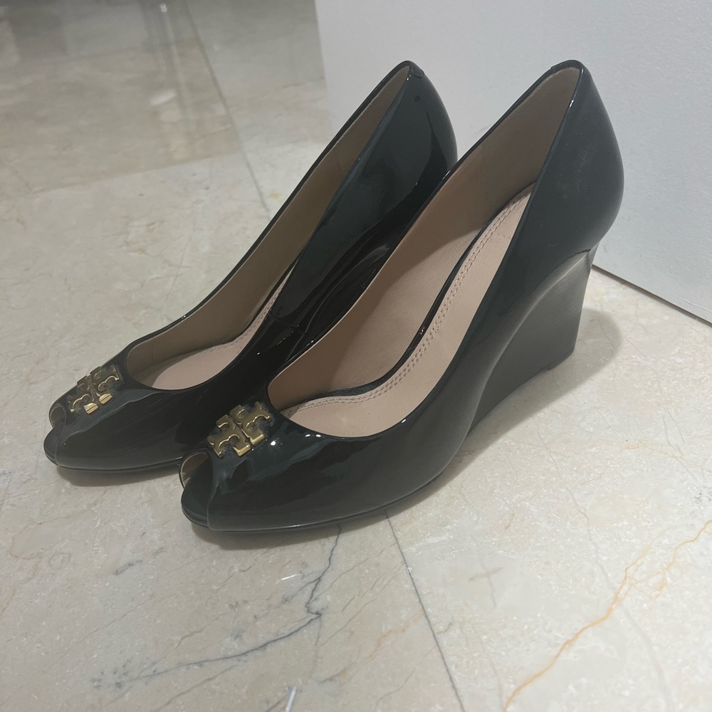 BRAND NEW never worn TORY BURCH patent leather wedges!